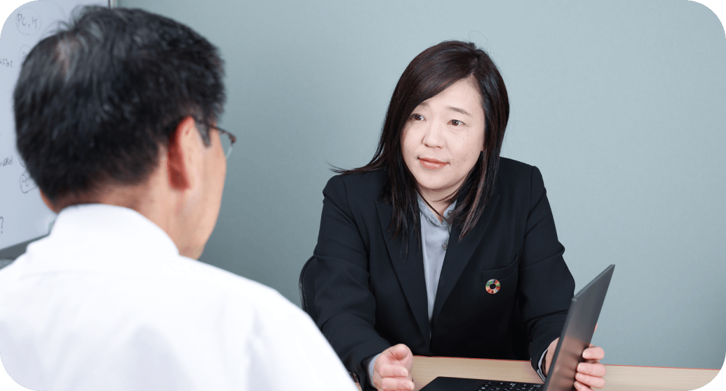 代理で担当と相談・打ち合わせしているシーン