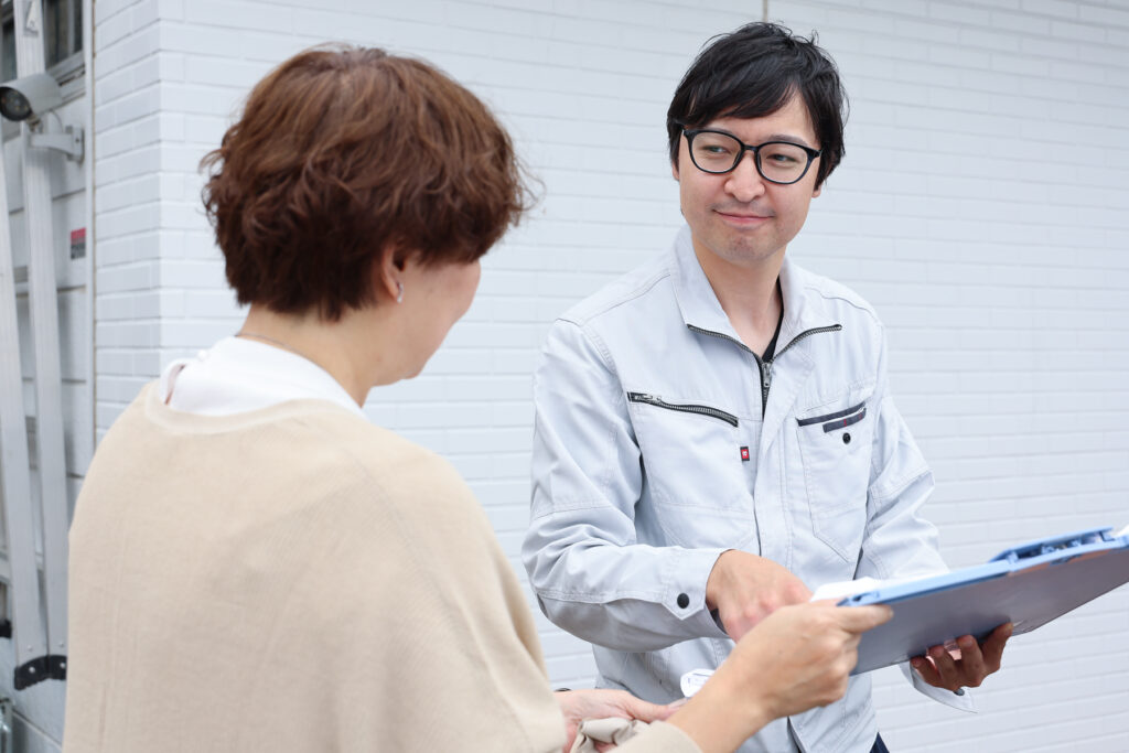 消防設備の改善内容をお客様へ説明する様子